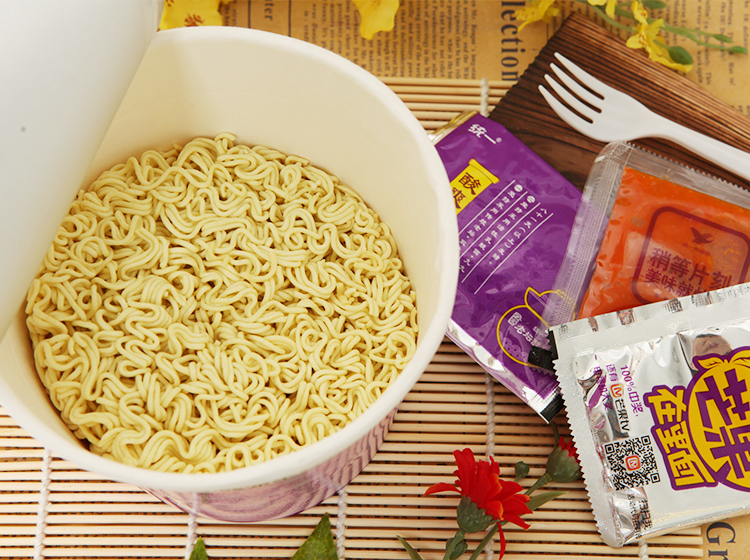 统一巧面馆老坛酸菜牛肉味面(红油135g/桶