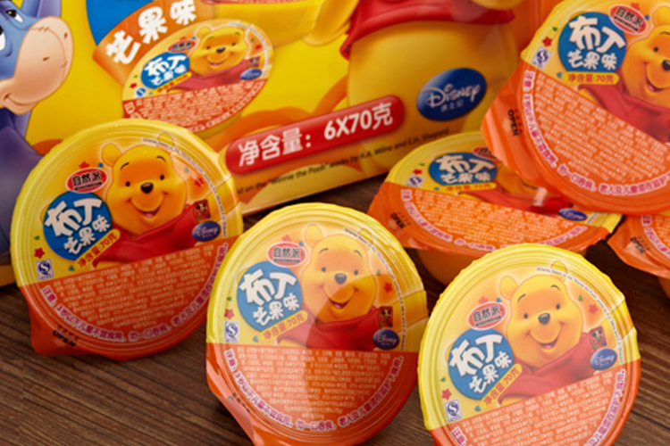 芒果削去外皮,将核取出,果肉切丁备用; 1, 锅中